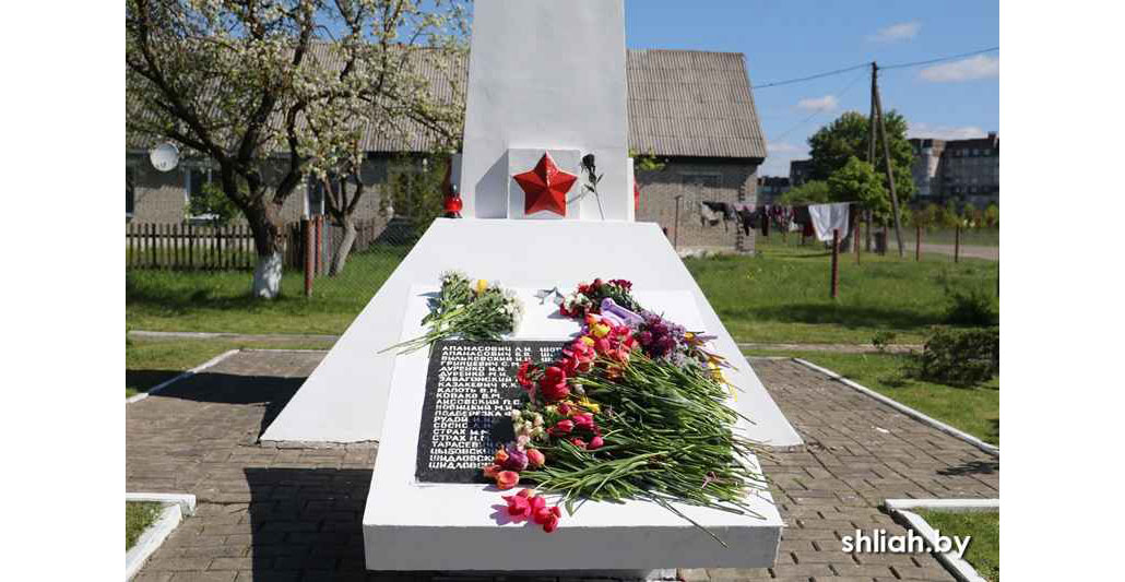Памятник в д. Корени